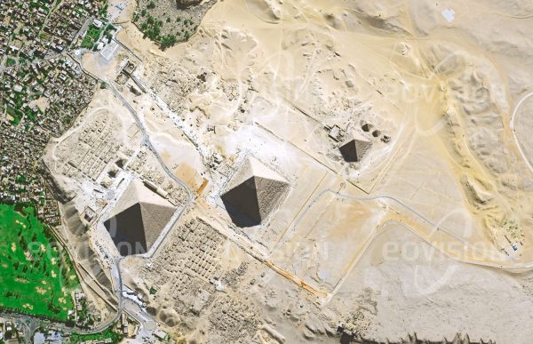 Das Satellitenbild "GIZEH - PYRAMIDEN - Ägypten" ist dem Bildband "WÜSTEN - Lebensraum der Extreme" entnommen. Bildbeschreibung: Zu den spektakulärsten Spuren alter Zivilisationen gehören die Pyramiden der ägyptischen Hochkultur. Besonders charakteristisch sind die vor 4500 Jahren erbauten drei großen Pyramiden bei Gizeh. Fünf Kilometer südwestlich des Kairoer Stadtzentrums am Rand der Wüste über dem Niltal gelegen waren sie schon Teil der sieben Weltwunder der Antike. Die von der Sphinx begleiteten Grabmäler der Pharaonen Cheops, Chefren und Mykerinos lösen durch ihre Größe und Geometrie auch heute noch Staunen aus, wobei die genaue Vorgangsweise beim Bau nach wie vor unbekannt ist.