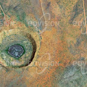 Das Satellitenbild "WOLFE CREEK IMPACT CRATER - Australien" ist dem Bildband "WÜSTEN - Lebensraum der Extreme" entnommen. Bildbeschreibung: Der Wolfe Creek Impact Crater in der Großen Sandwüste entstand beim Einschlag eines etwa 50.000 Tonnen schweren Meteoriten. Aufgrund seines geringen Alters von weniger als 300.000 Jahren und wegen des Fehlens von Wasser ist der Einschlagkrater vergleichsweise gut erhalten. Nach einem Mythos der Aborigines entstand der Krater beim Absturz des Abendsterns.