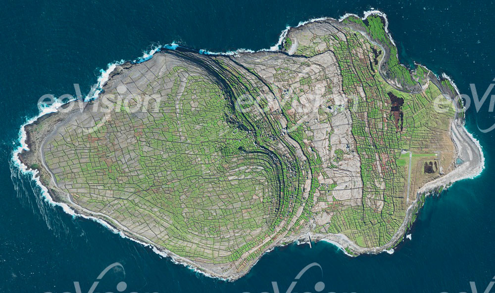 Irland-Steinwall - Irische Aran Inseln überzogen mit alten Steinmauern